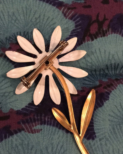 Vintage daisey flower metal brooch