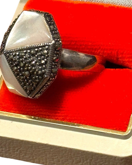Elegant Vintage Mother of Pearl MOP Sterling Silver 925 Hematite Ring