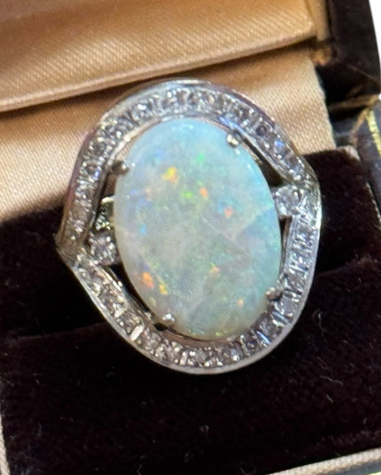 Elegant 14k Gold 585 Stunning Large White Opal & Diamond Ring