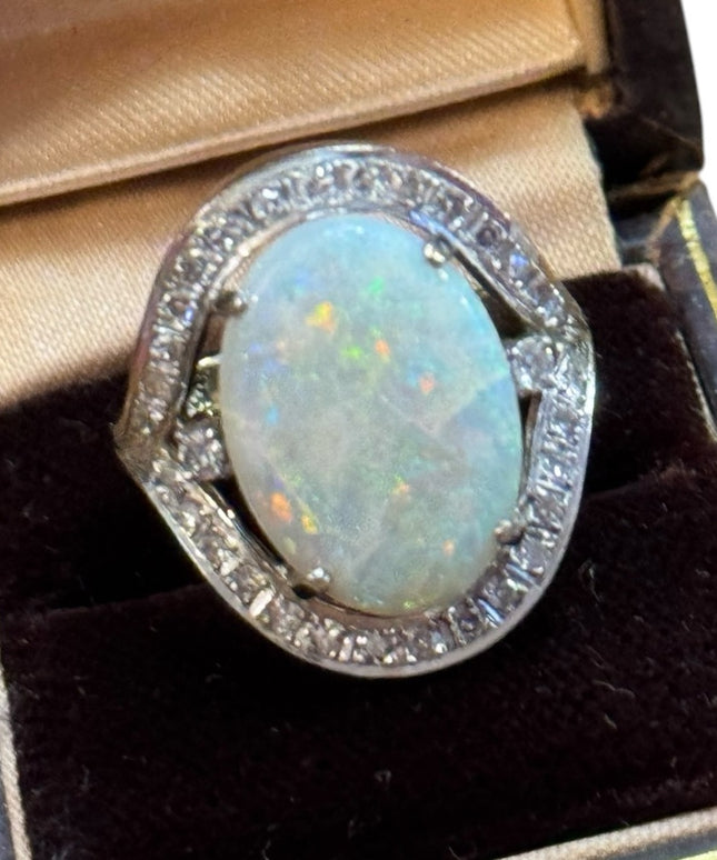 Elegant 14k Gold 585 Stunning Large White Opal & Diamond Ring