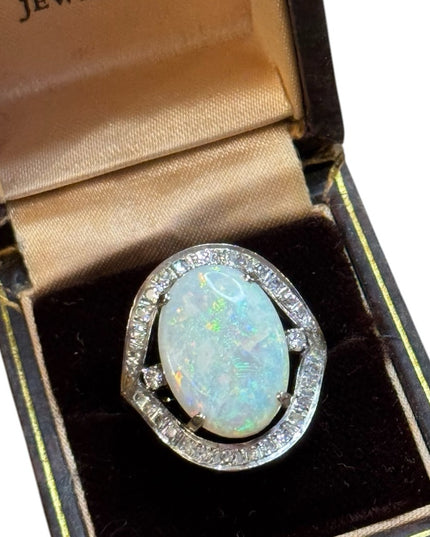 Elegant 14k Gold 585 Stunning Large White Opal & Diamond Ring