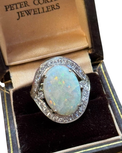 Elegant 14k Gold 585 Stunning Large White Opal & Diamond Ring