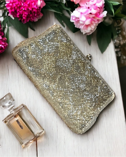 Vintage 1960s Silver metalic micro bead clutch
