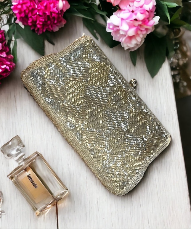 Vintage 1960s Silver metalic micro bead clutch