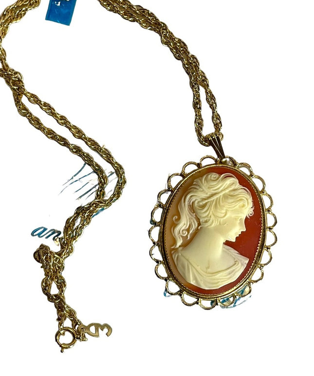 NWT Vintage Whiting & Davis large resin Cameo Pendant gold finish necklace