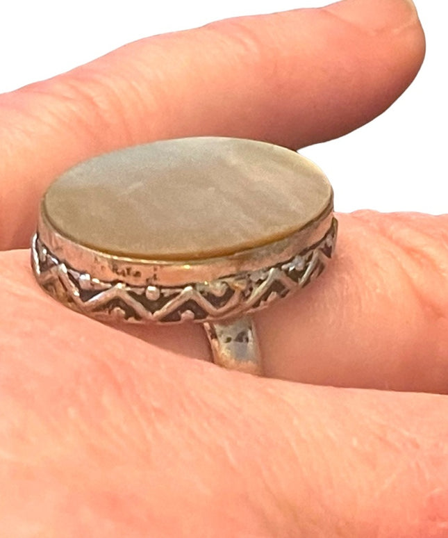 Large fancy MOP Indonesian ring silver finish