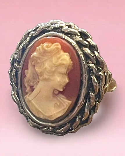 Lovely silver finish rope design Resin cameo ring