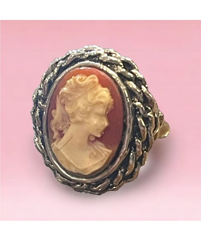 Lovely silver finish rope design Resin cameo ring