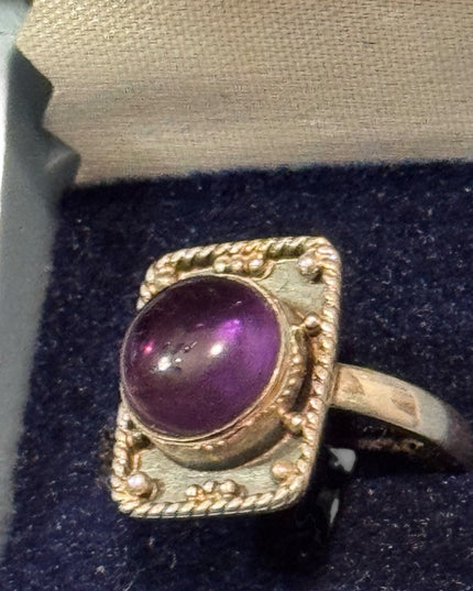 Vintage Sterling Silver 925 Ring Purple Amethyst Cabachon Stone