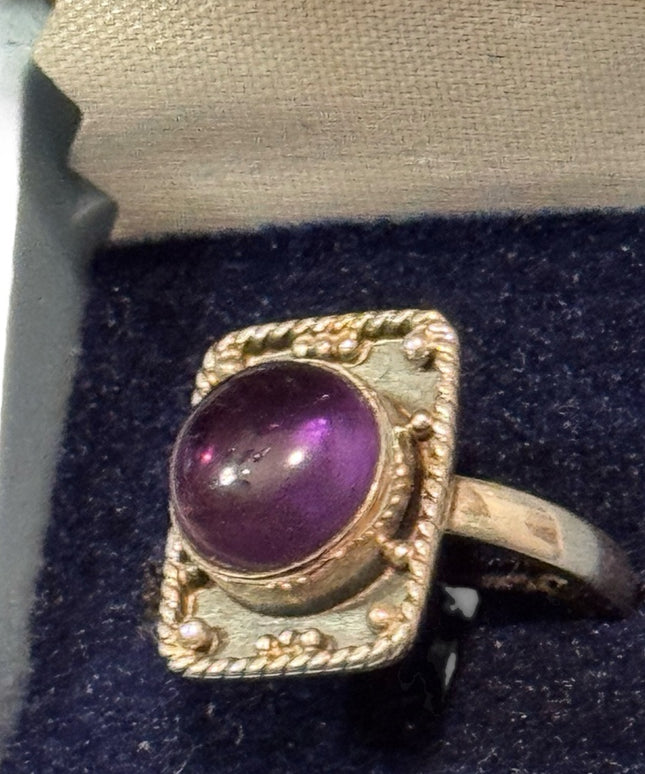 Vintage Sterling Silver 925 Ring Purple Amethyst Cabachon Stone