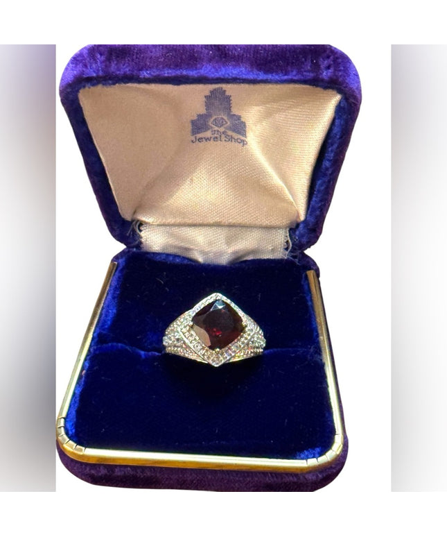 Elegant Sterling Silver 925 Garnet Ring fancy Red Gemstone