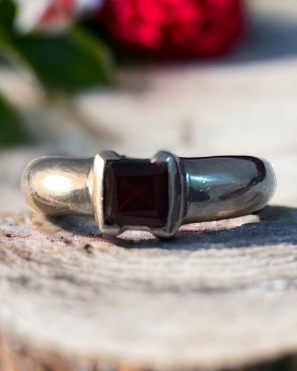 Vintage Garnet sterling silver 925 solitaire ring
