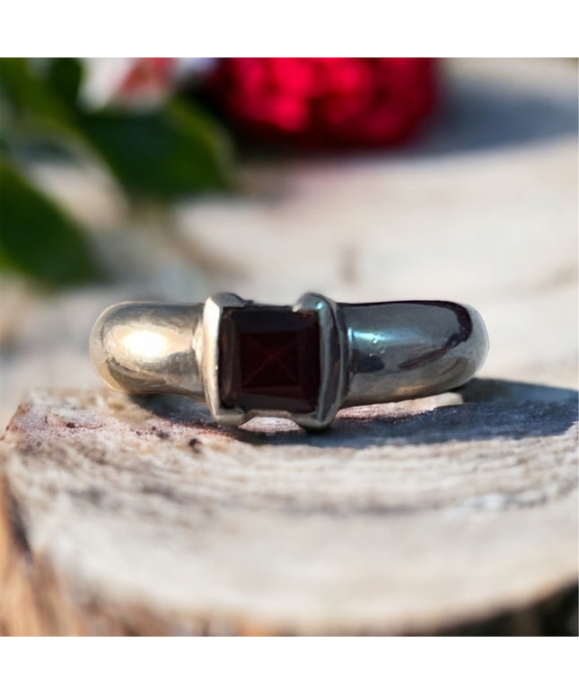 Vintage Garnet sterling silver 925 solitaire ring