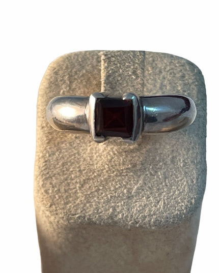 Vintage Garnet sterling silver 925 solitaire ring
