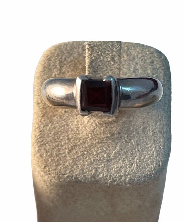 Vintage Garnet sterling silver 925 solitaire ring