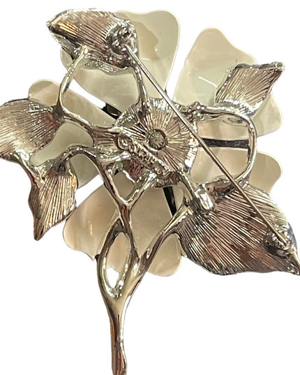 Vintage 1970s Sarah Coventry white enameled flower silver finish brooch