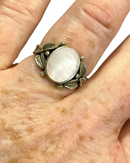 Vintage sterling silver 925 ornate  Pearl ring leaves Mother Of Pearl