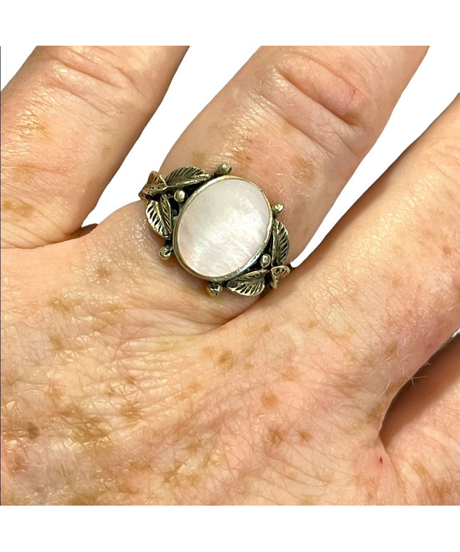 Vintage sterling silver 925 ornate  Pearl ring leaves Mother Of Pearl