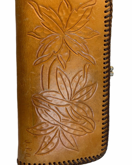 Vintage 1970s tan leather tooled wallet ( L F )