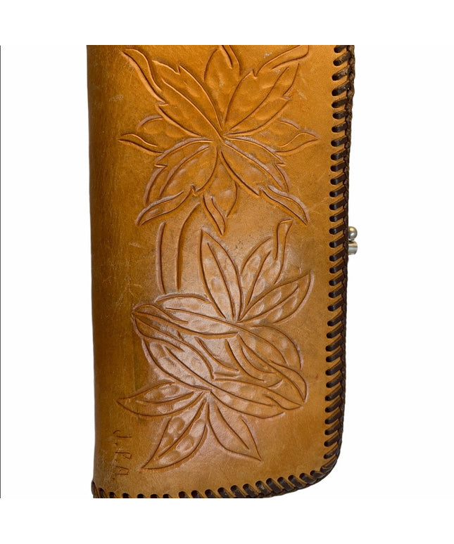 Vintage 1970s tan leather tooled wallet ( L F )