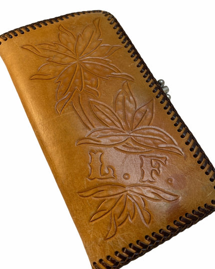 Vintage 1970s tan leather tooled wallet ( L F )
