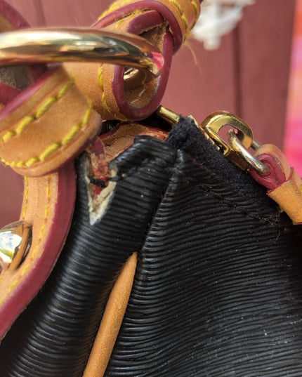 Dooney Bourke Well loved shoulder bag