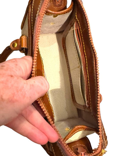 Elegant Vintage 1980s Dooney & Bourke  Tan Leather Purse Cream